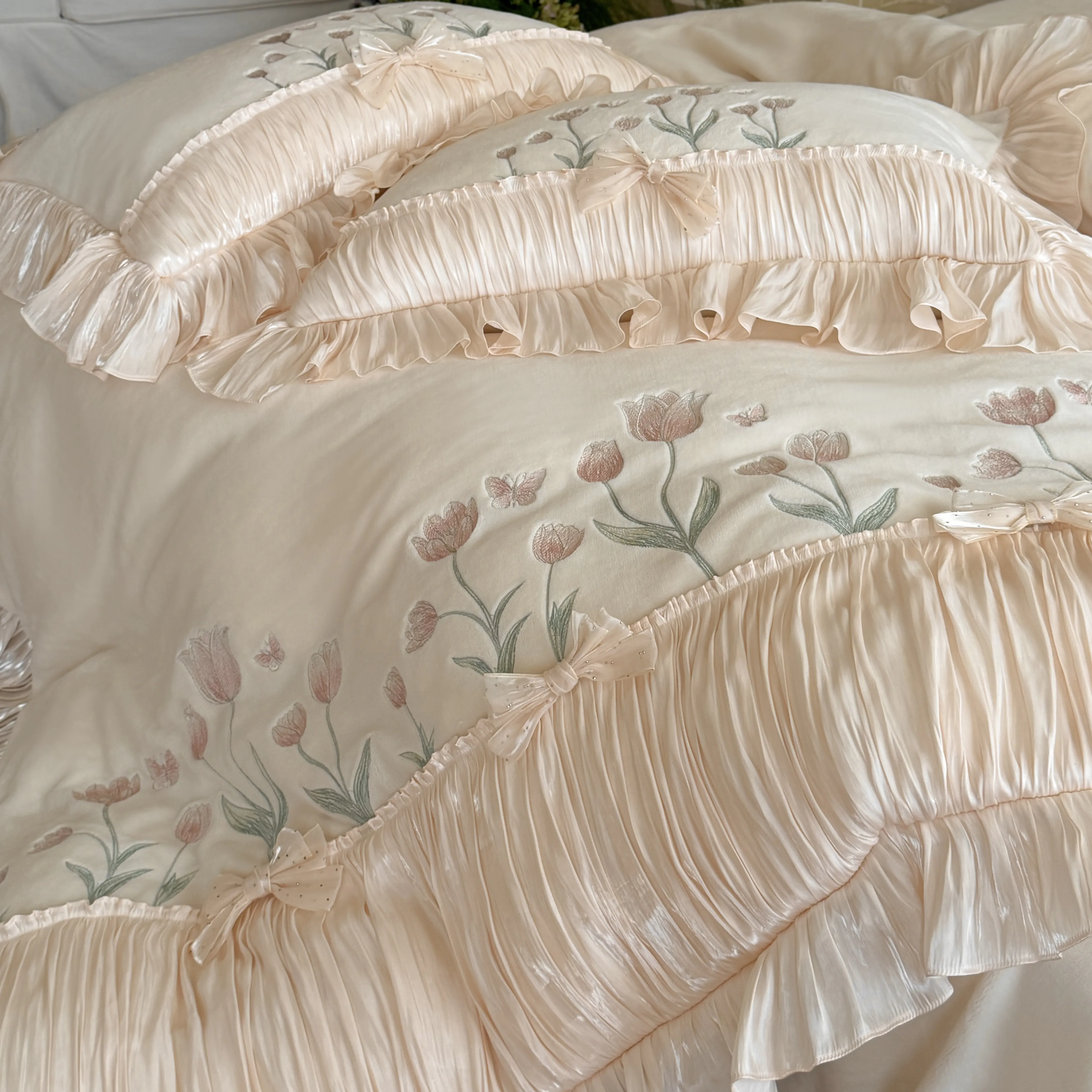 Soft Beige Tulip Floral Embroidery 230g High-Weight Milk Velvet Bedding Set08 Soft Beige Tulip Floral Embroidery 230g High Weight Milk Velvet Bedding Set08