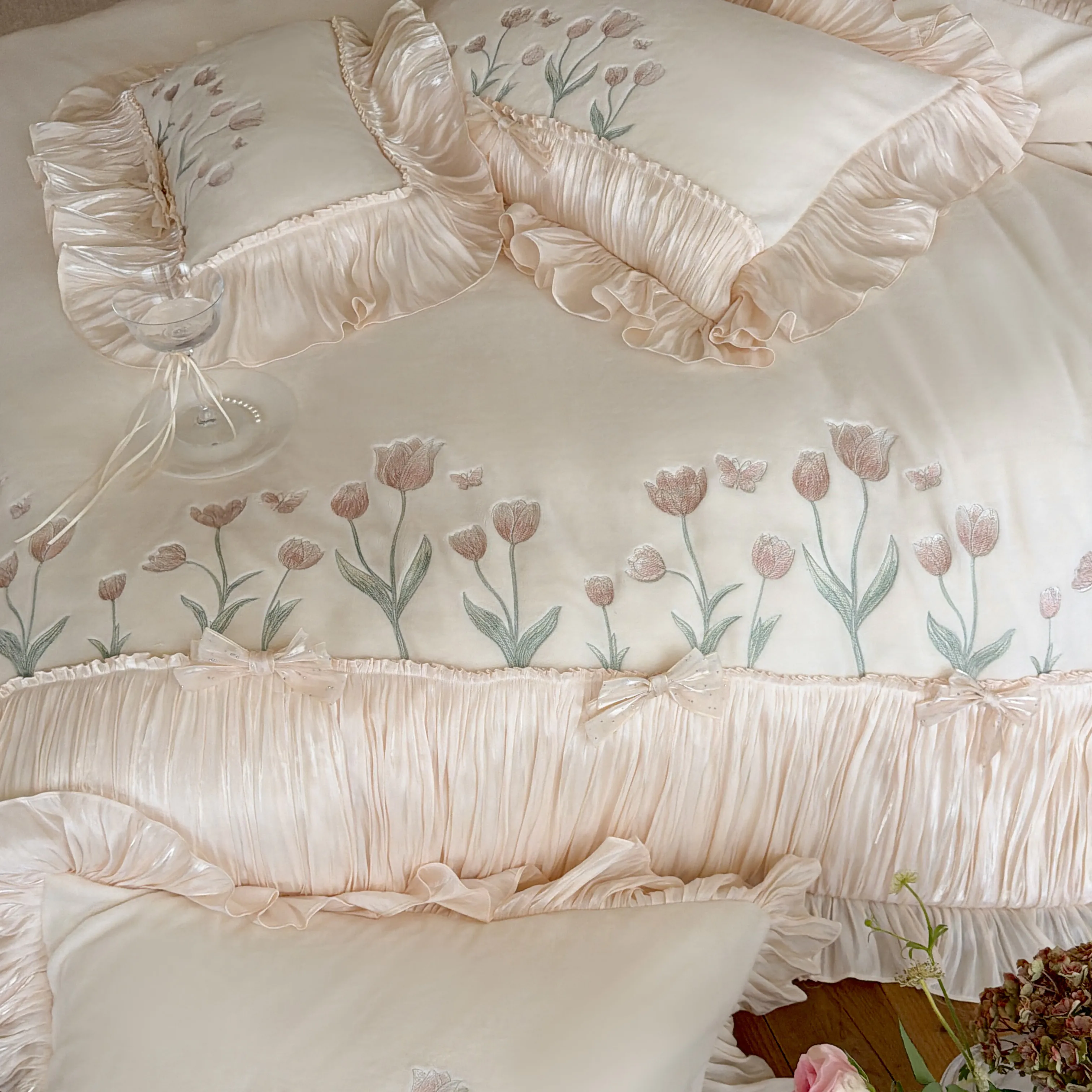 Soft Beige Tulip Floral Embroidery 230g High-Weight Milk Velvet Bedding Set13 Soft Beige Tulip Floral Embroidery 230g High Weight Milk Velvet Bedding Set13
